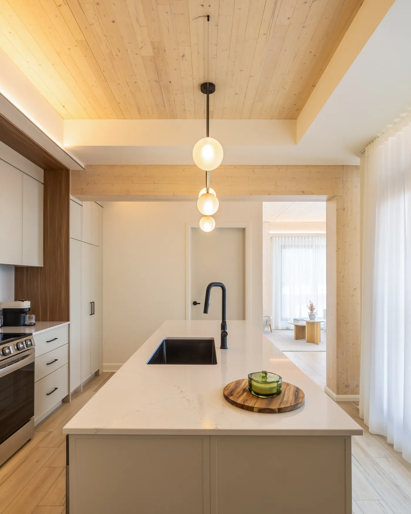 Le couloir du logement modèle, poutre en bois apparente