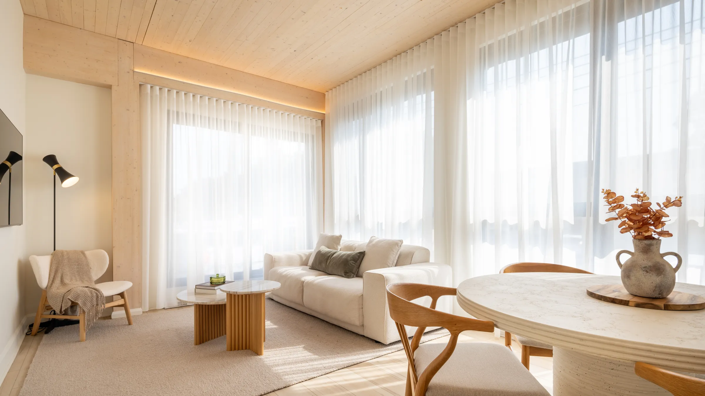 Le salon du logement modèle d'ANDAS, plafond en bois massif